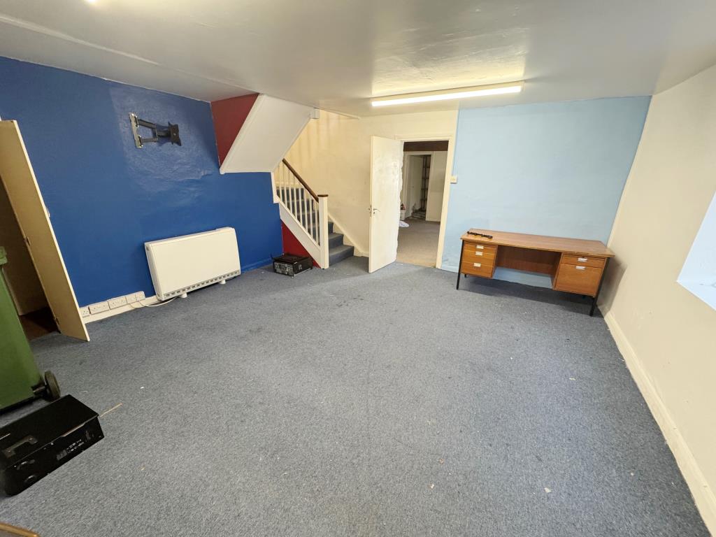 Lot: 43 - FREEHOLD OFFICES IN POPULAR VILLAGE WITH POTENTIAL - Inner office